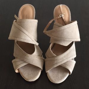 📣SALE📣 NWOB Banana Republic tan suede heel